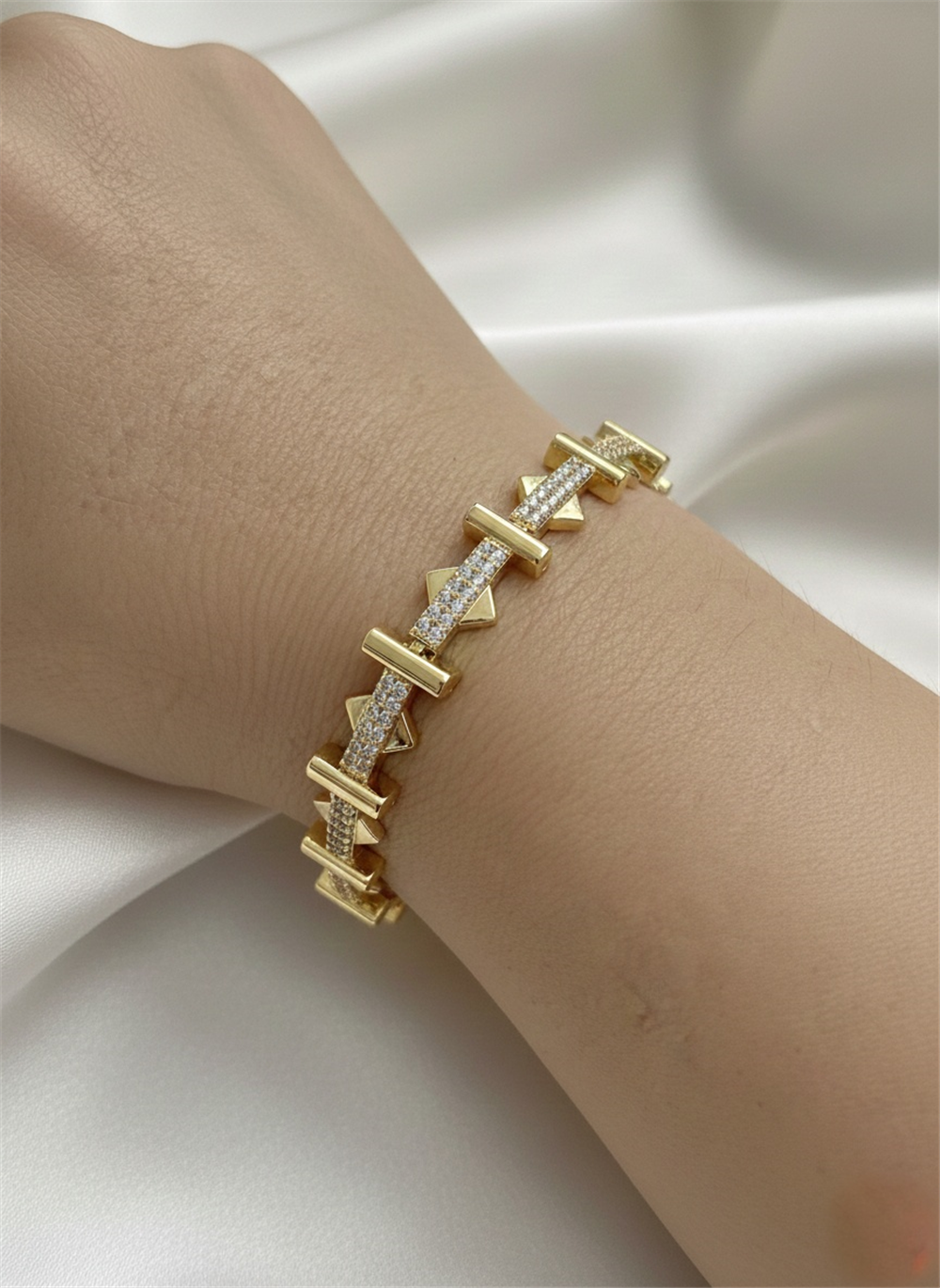 Gold Renk Geometrik Çubuk ve Üçgen Detaylı Taşlı Bileklik