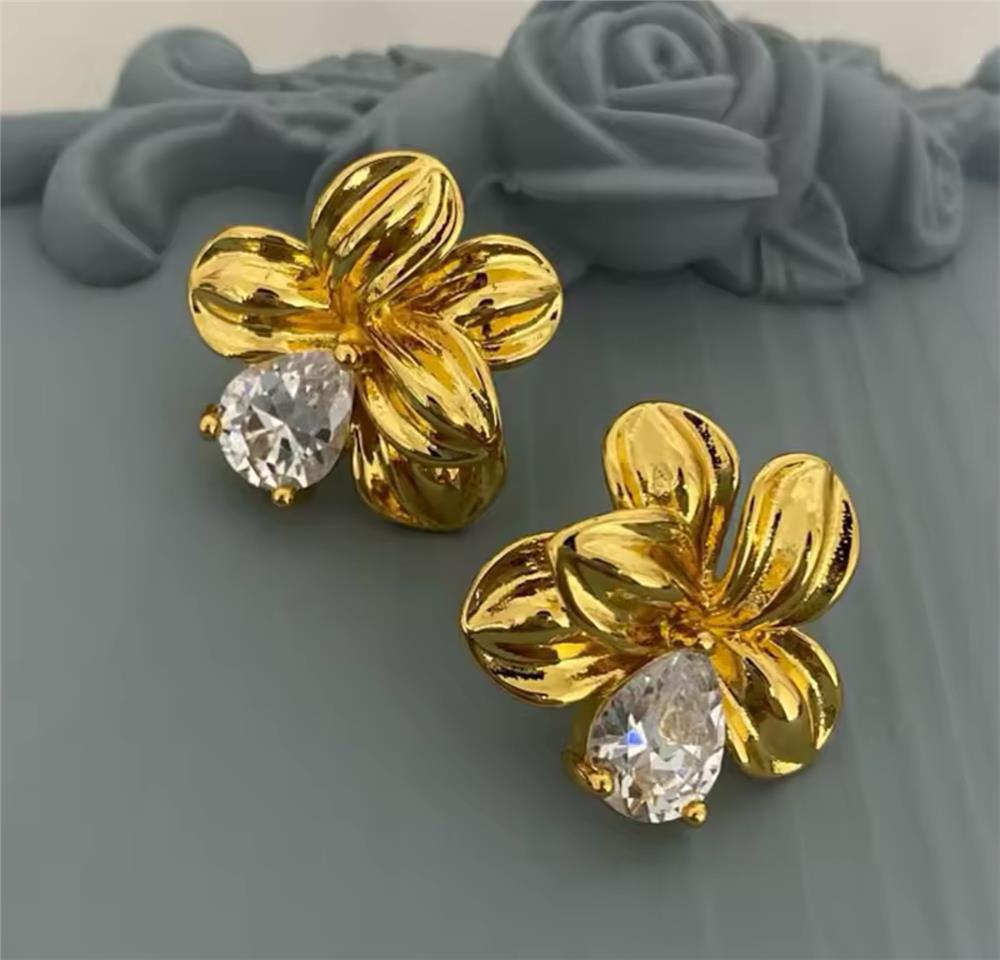 Gold Taşlı Çiçek Küpe