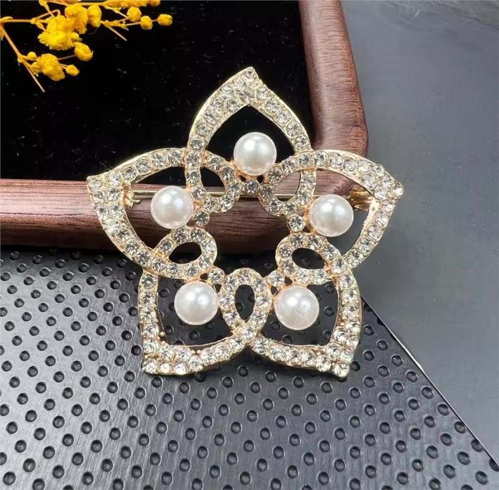 Gold Taşlı İncili Çiçek Broş