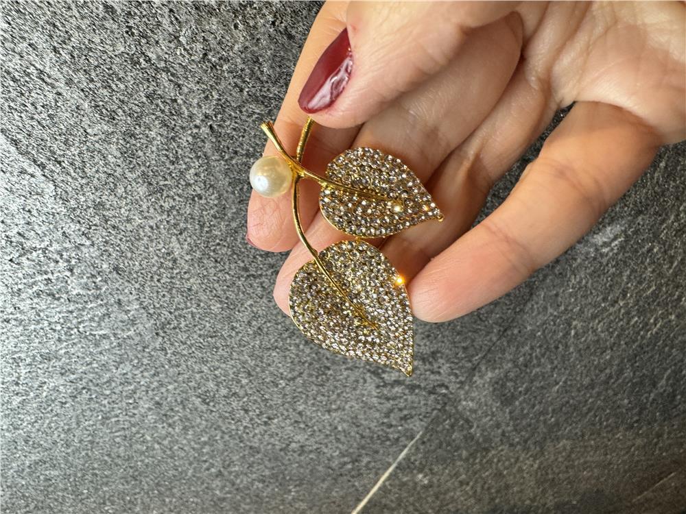 Gold Taşlı İncili Yaprak Broş