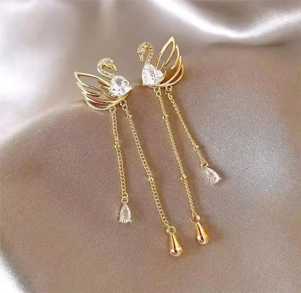 Gold Taşlı Sallantılı Kuğu Küpe