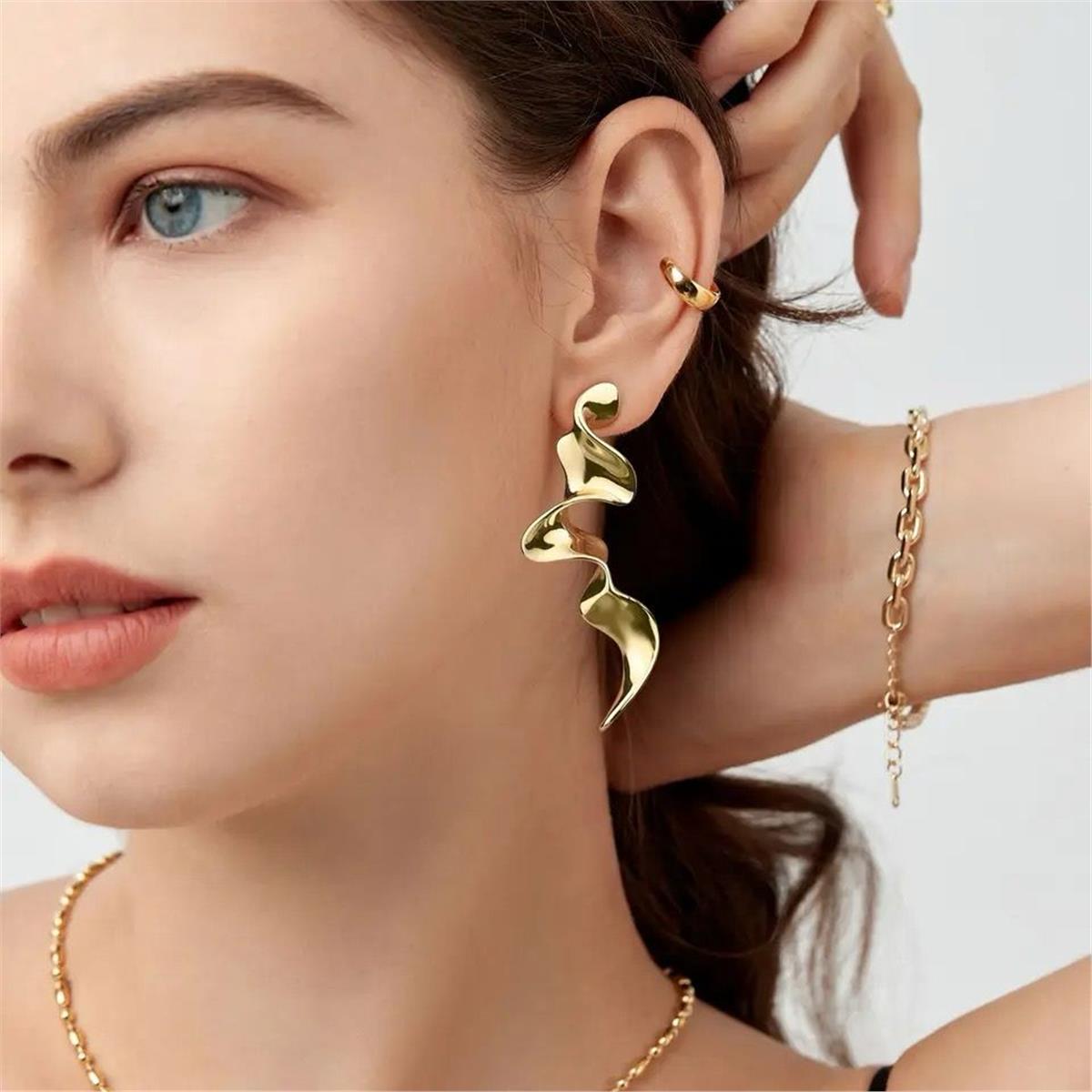 Gold Uzun Kıvrımlı Küpe