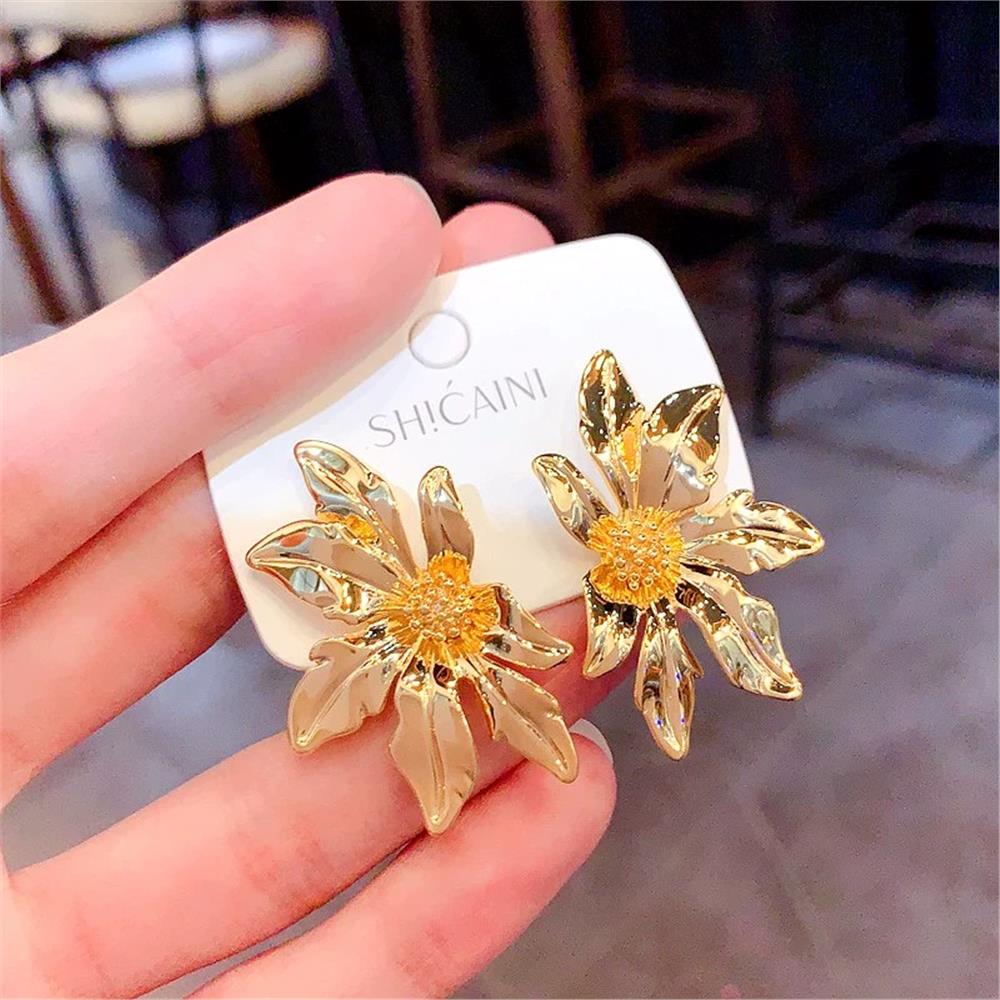 Gold Yarım Çiçek Küpe
