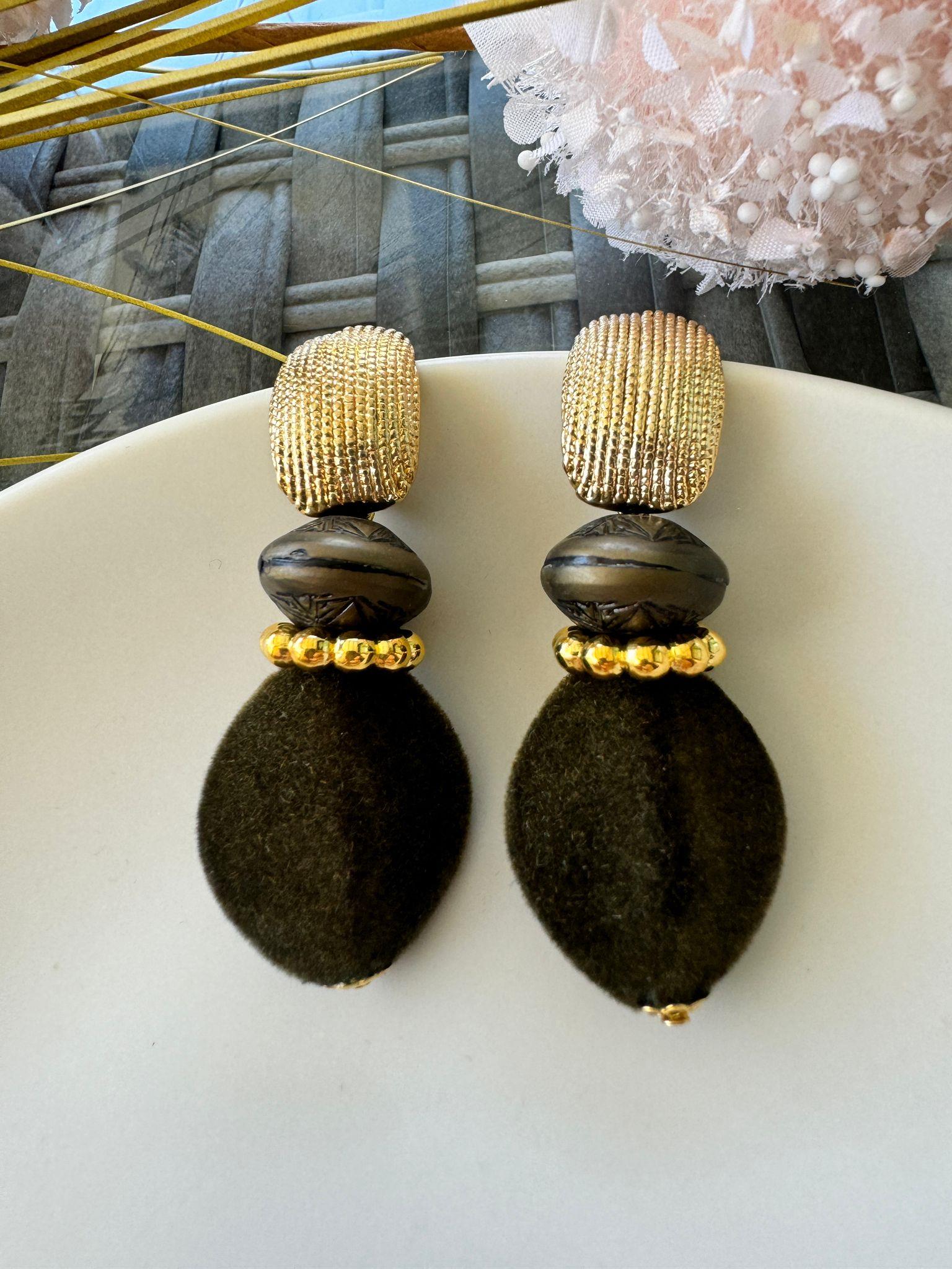 Haki Yeşil Süet Elips Boncuklu Gold Tasarım Küpe