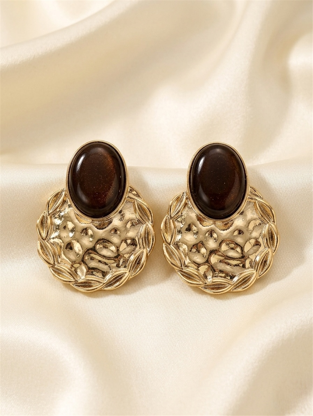 Kahverengi Oval Taşlı ve Gold Rengi Dövme Desenli Metal Küpe