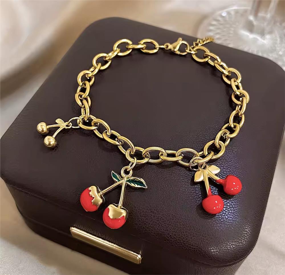 Kiraz Charmlı Çelik Bileklik