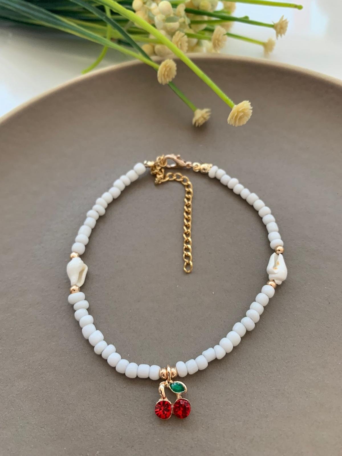 Kiraz ve Denizkabuklu Beyaz Boncuk Halhal