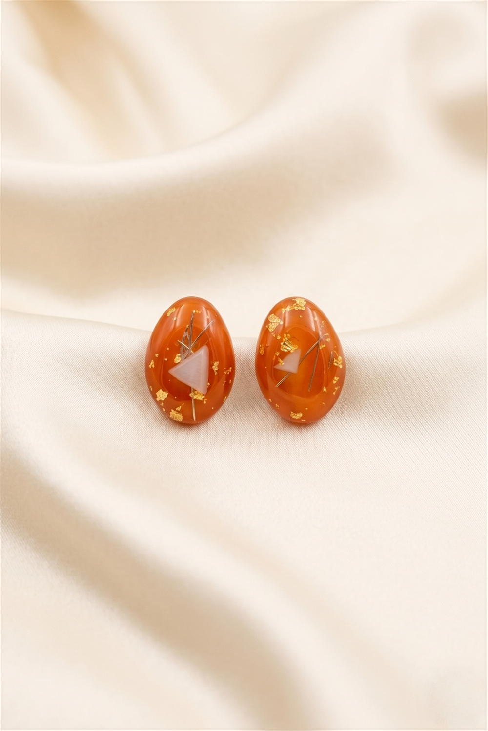 Kiremit Rengi Gold Varaklı ve Geometrik Detaylı Oval Reçine Küpe