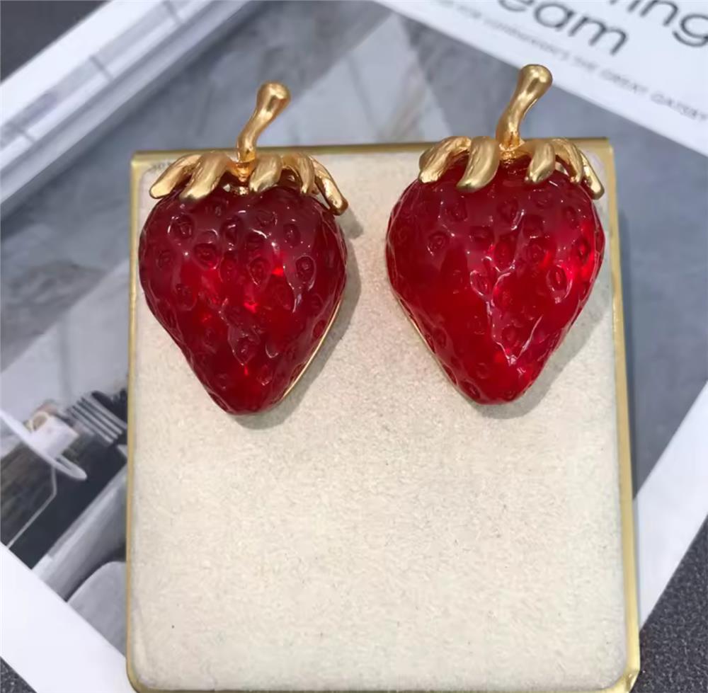 Kırmızı Akrilik Çilek Küpe