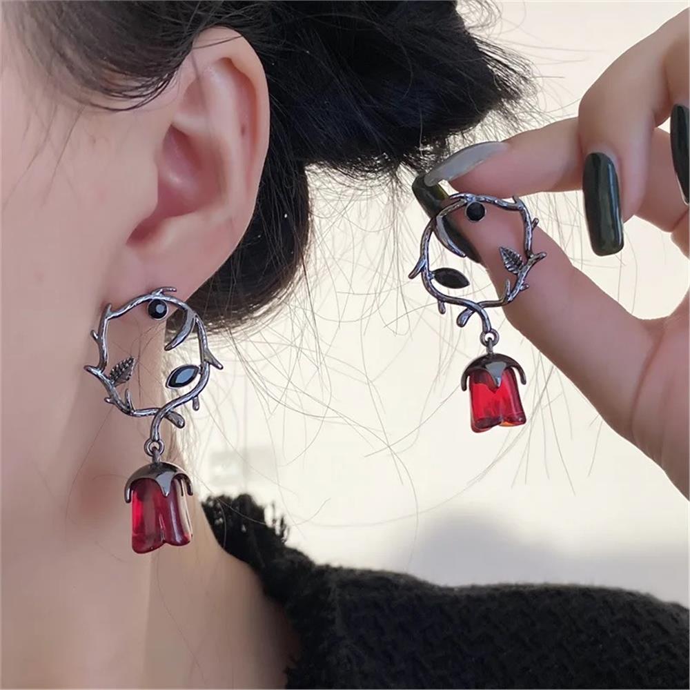 Kırmızı Gül Figürlü Yapraklı Daire Gothic Küpe 