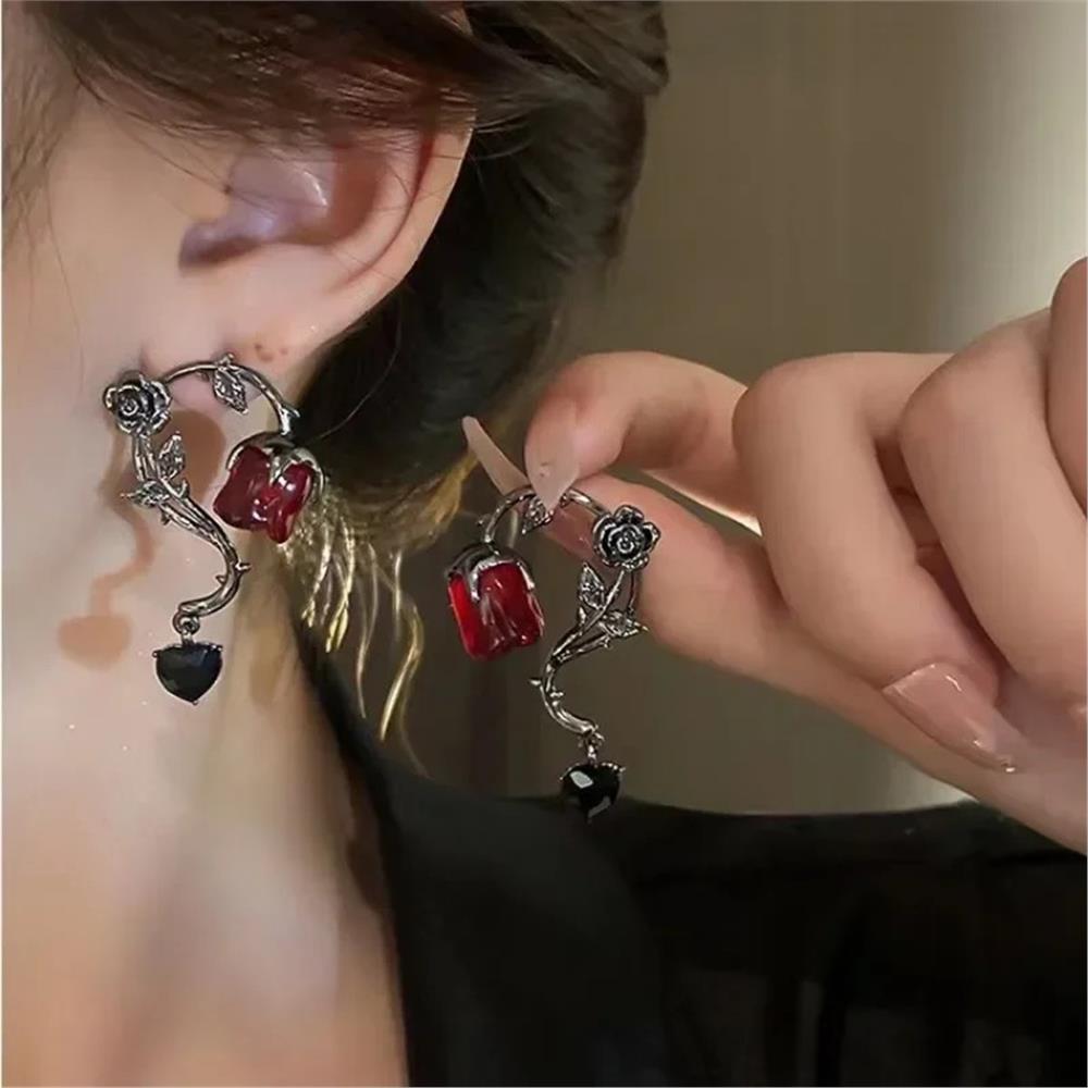 Kırmızı Gül Ve Kalpli Yapraklı Gothic Küpe 
