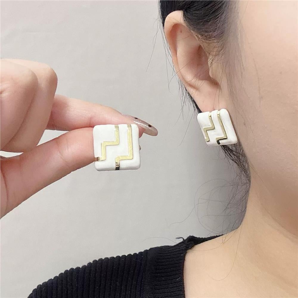Krem Beyaz Mineli Gold Geometrik Çizgili Kare Küpe