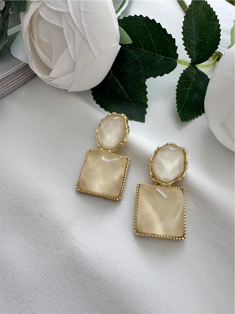 Krem Buğulu Taşlı Küpe