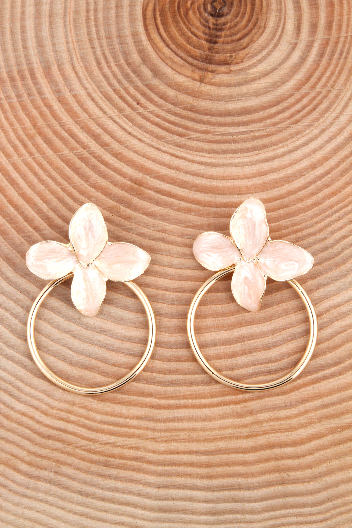 Krem Çiçekli Halkalı Küpe