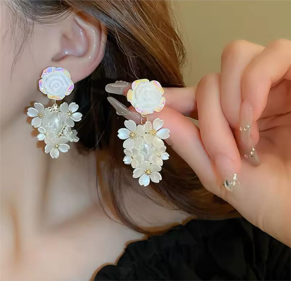 Krem Çiçekli Sallantılı Küpe