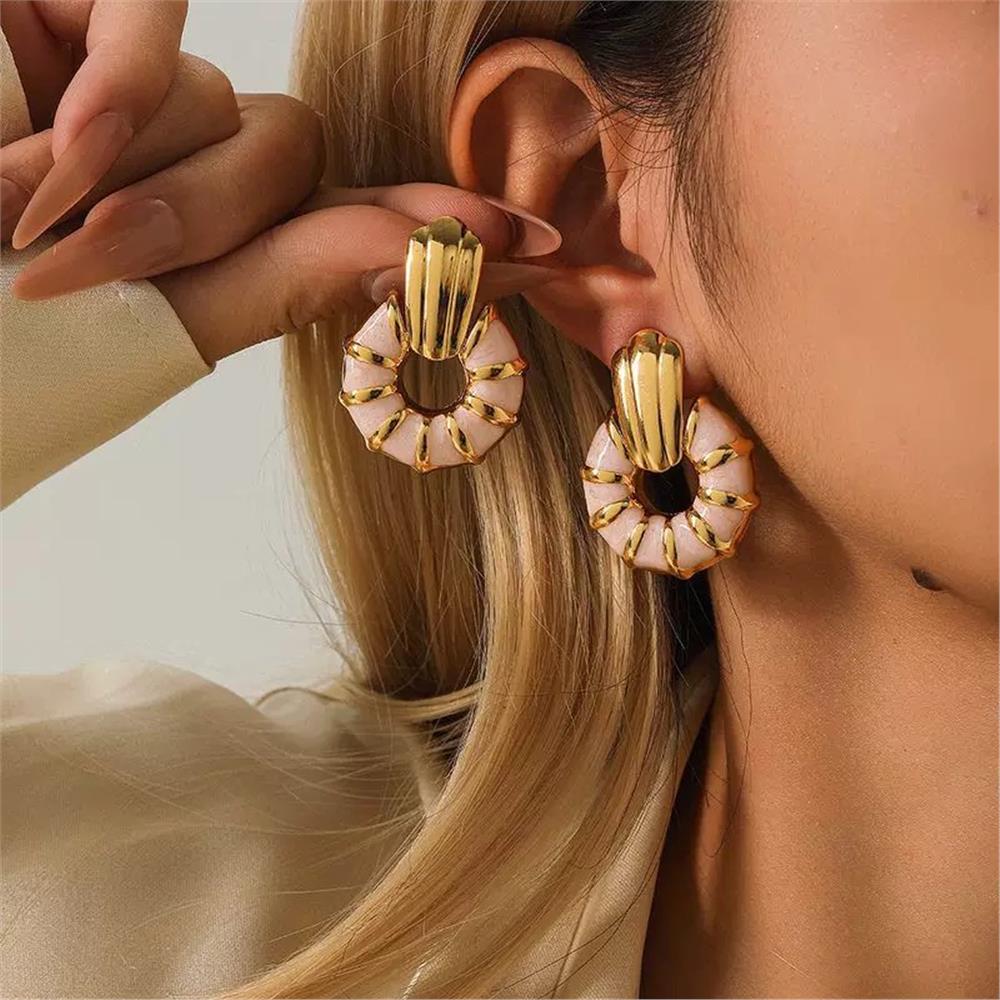 Krem Çizgili Daire Çelik Küpe