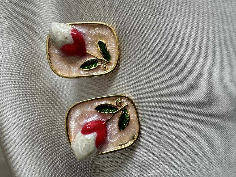 Krem Lale Figürlü Çerçeve Küpe