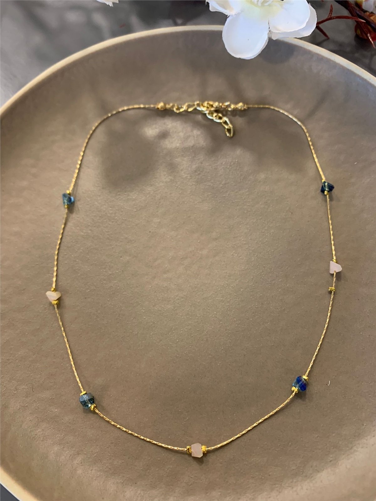 Krem Mavi Üçgen Kristalli Zincir Kolye