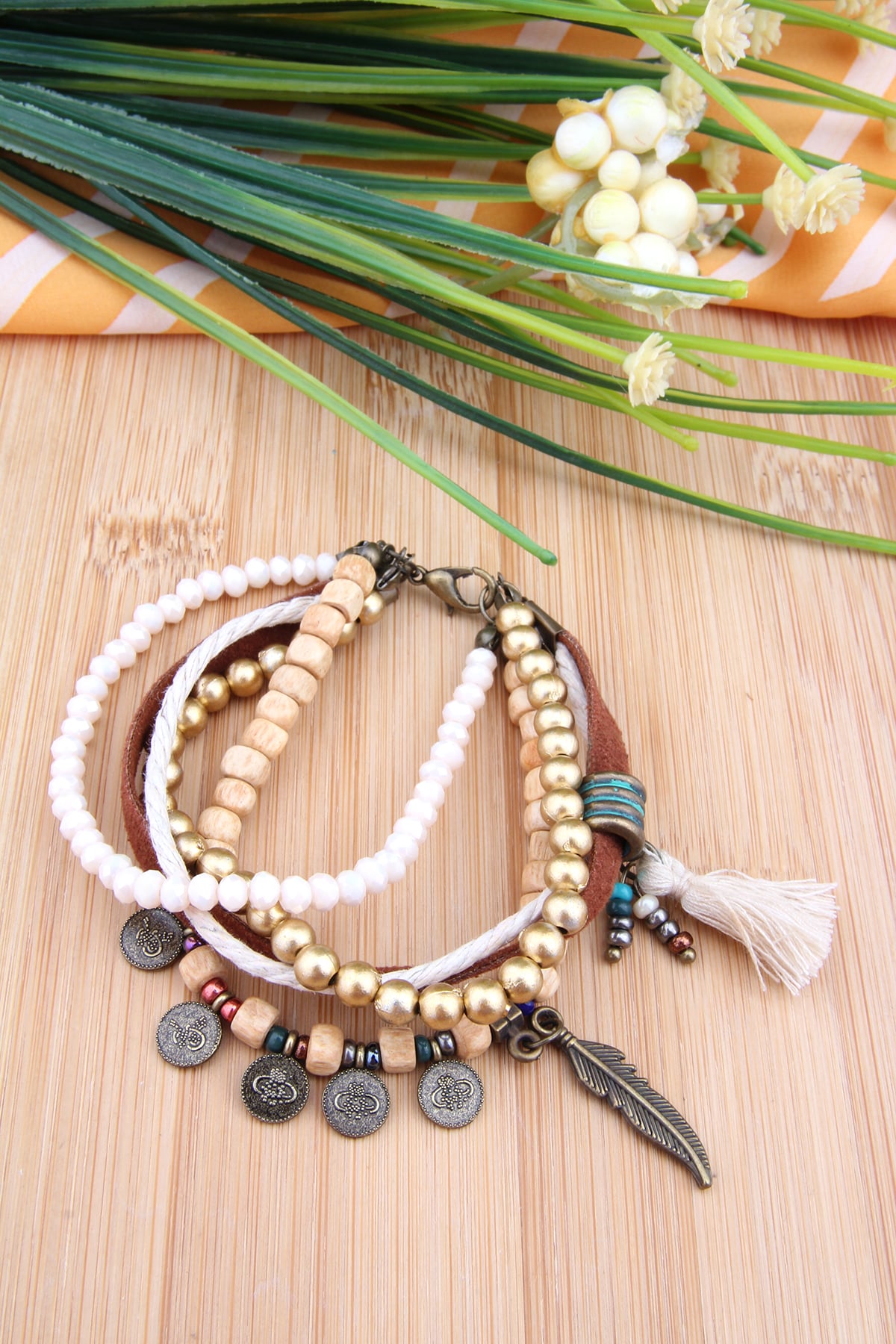 Krem Püsküllü Etnik Bileklik