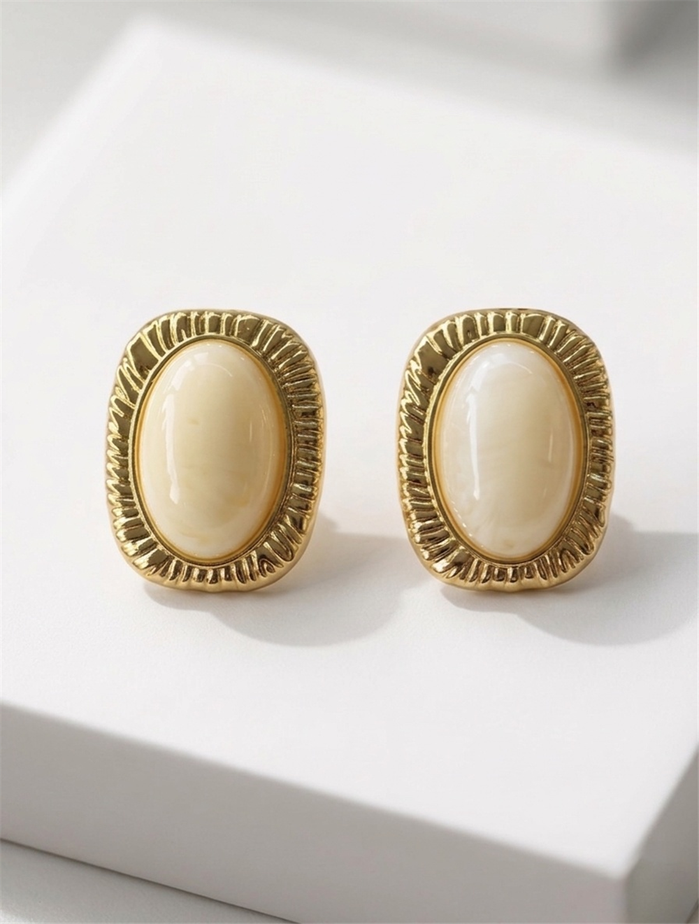 Krem Rengi Oval Taşlı Altın Çerçeveli Küpe