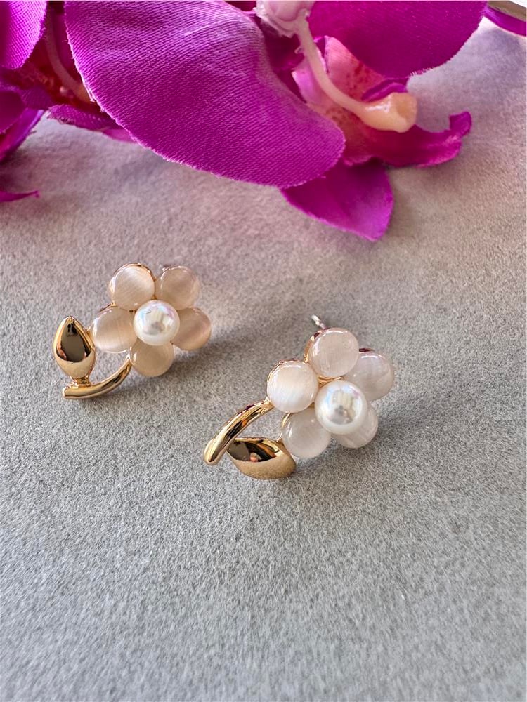 Krem Sedefli Çiçek Küpe