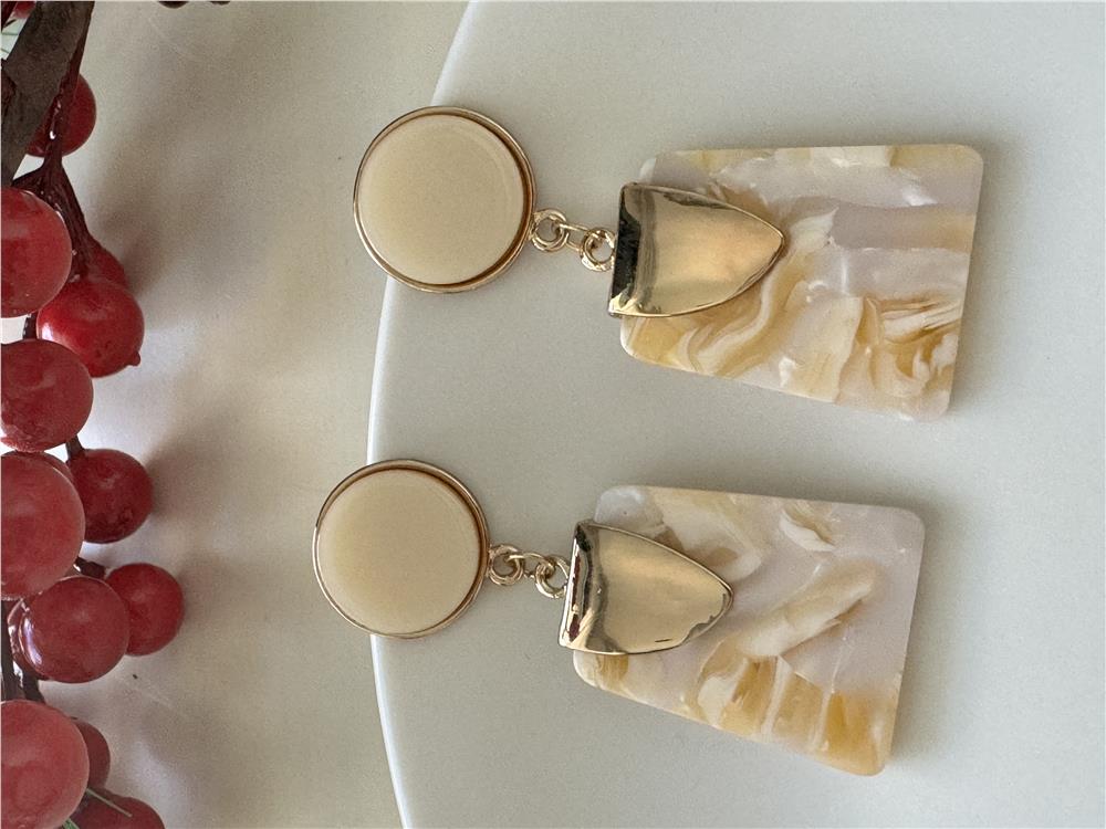 Krem Sedefli Dörtgen Küpe