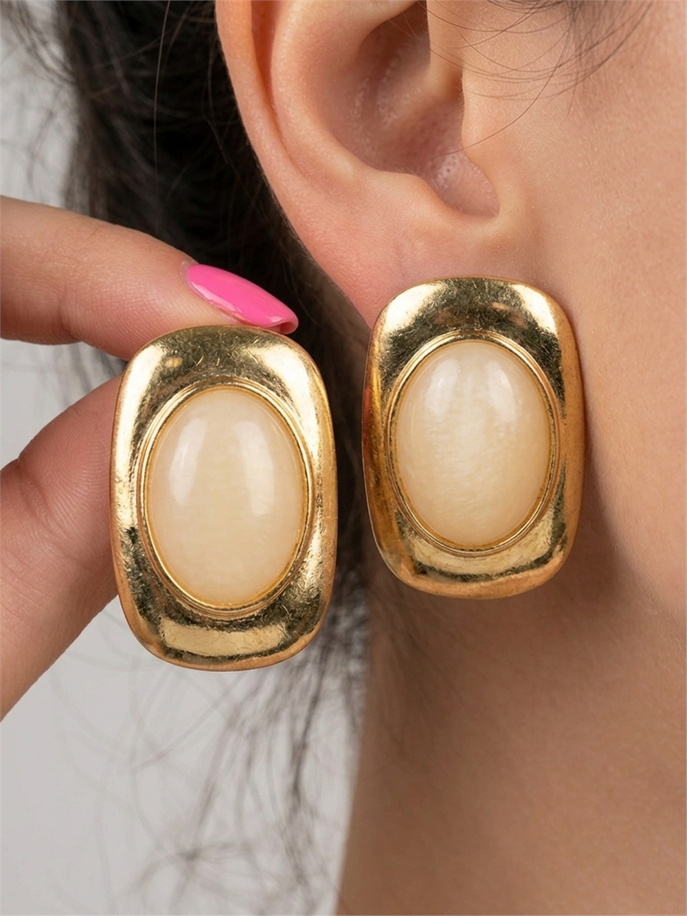 Krem Taşlı Gold Çerçeveli Büyük Oval Küpe