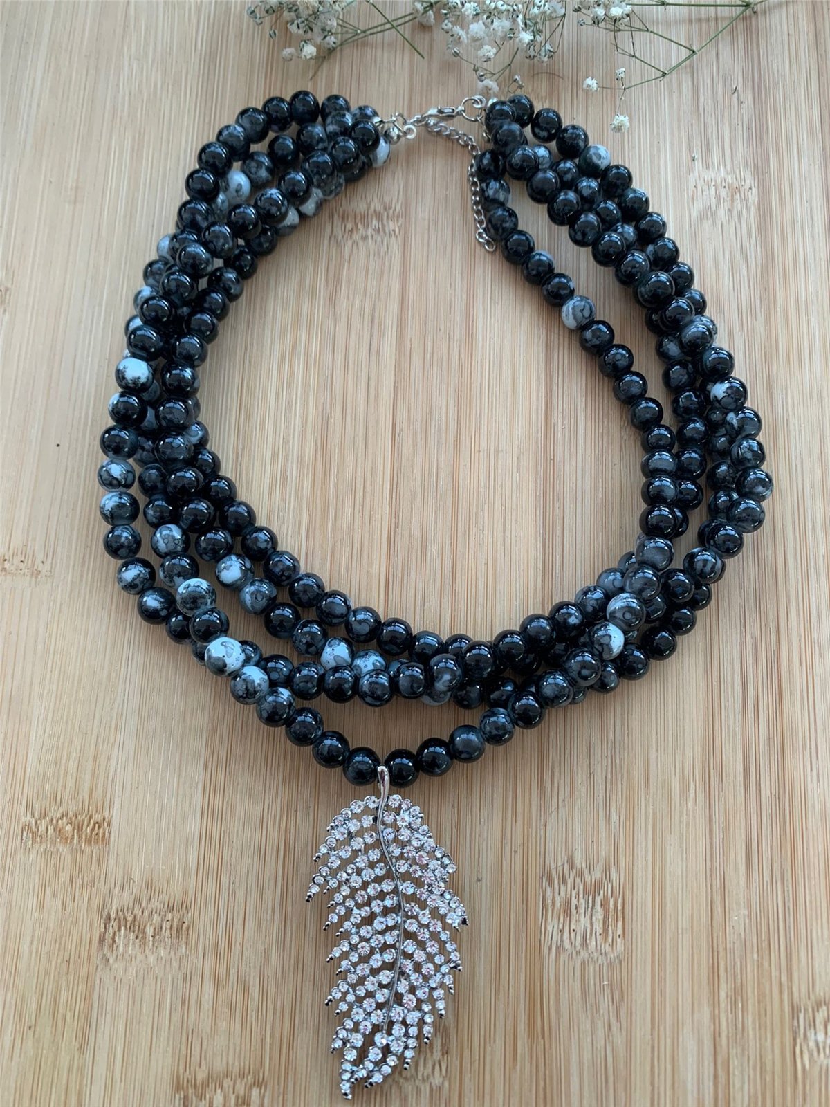 Kristal Tüy Figürlü Siyah Cam Boncuklu Tasarım Kolye
