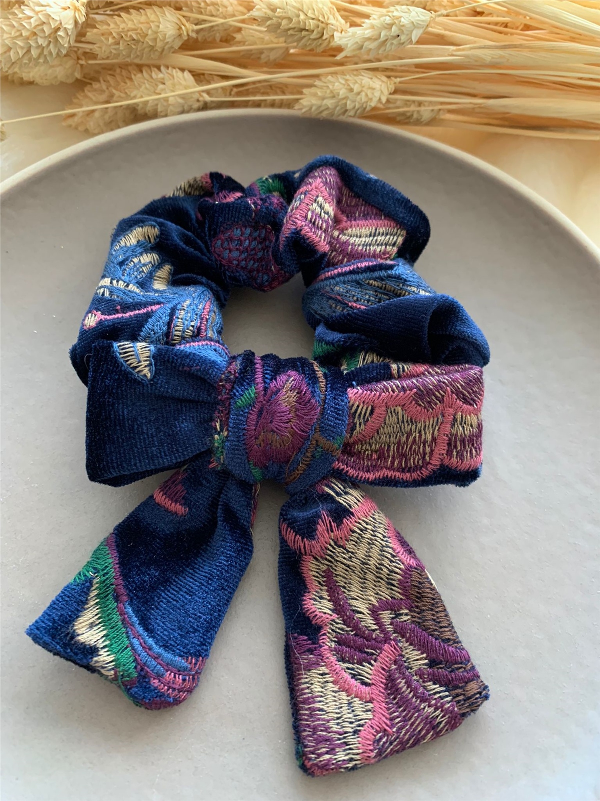 Lacivert Kadife Üzeri Nakış İşlemeli Vintage Fiyonklu Toka