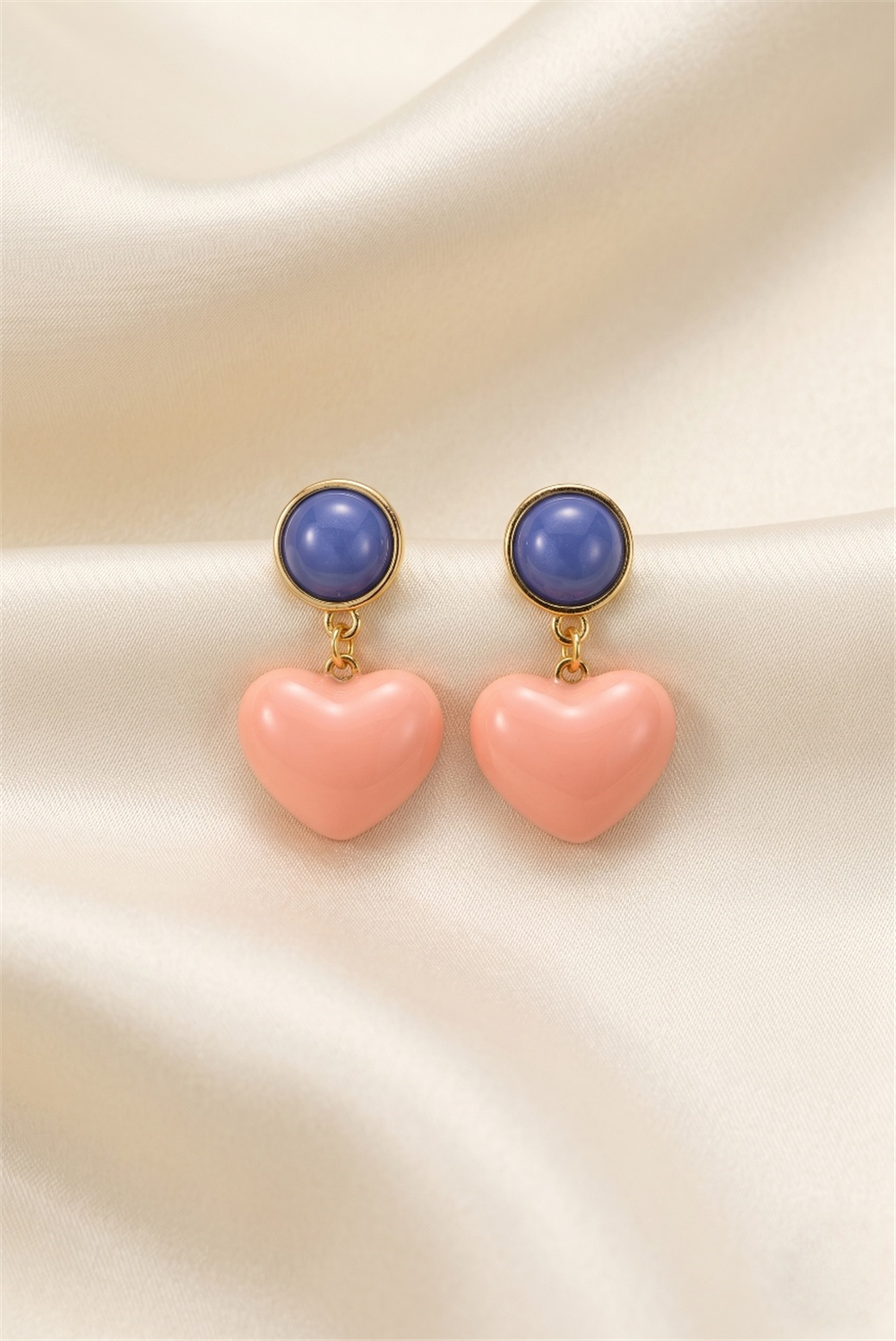 Lacivert ve Yavruağzı Kalp Figürlü Gold Rengi Sallantılı Küpe