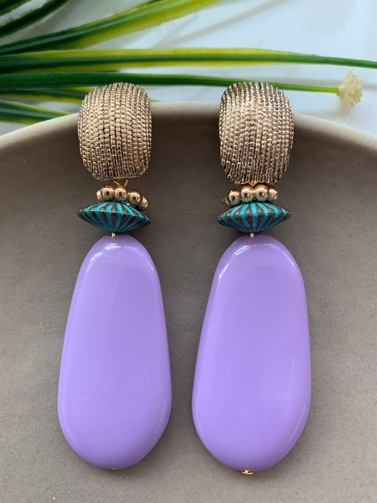 Lila Uzun Boncuklu Tasarım Küpe