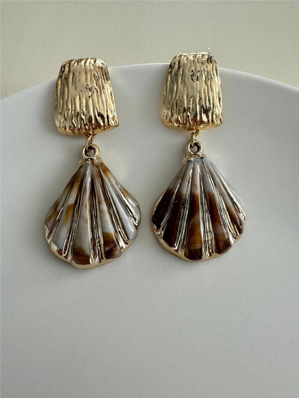 Midye Şekilli Gold Tasarım Küpe