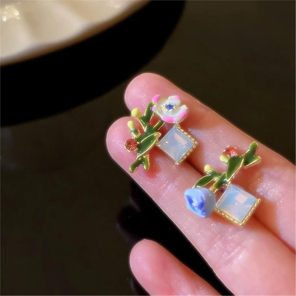 Mini Çiçek Asimetrik Küpe