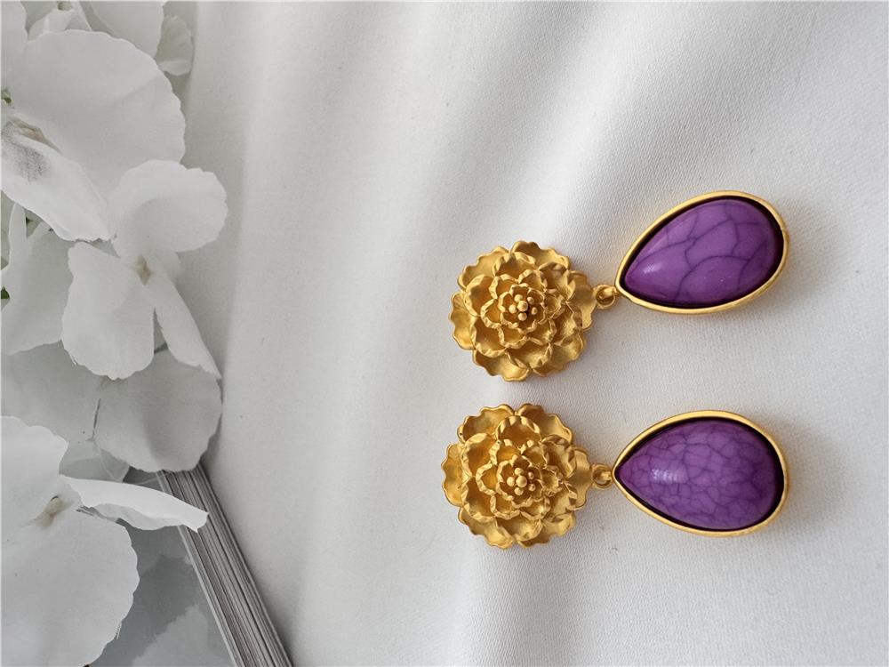 Mor Damla Taşlı Gold Çiçek Küpe