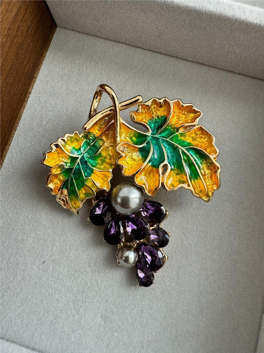 Mor Kristalli Üzüm Broş