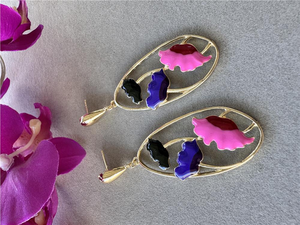 Mor Pembe Çiçekli Oval Küpe