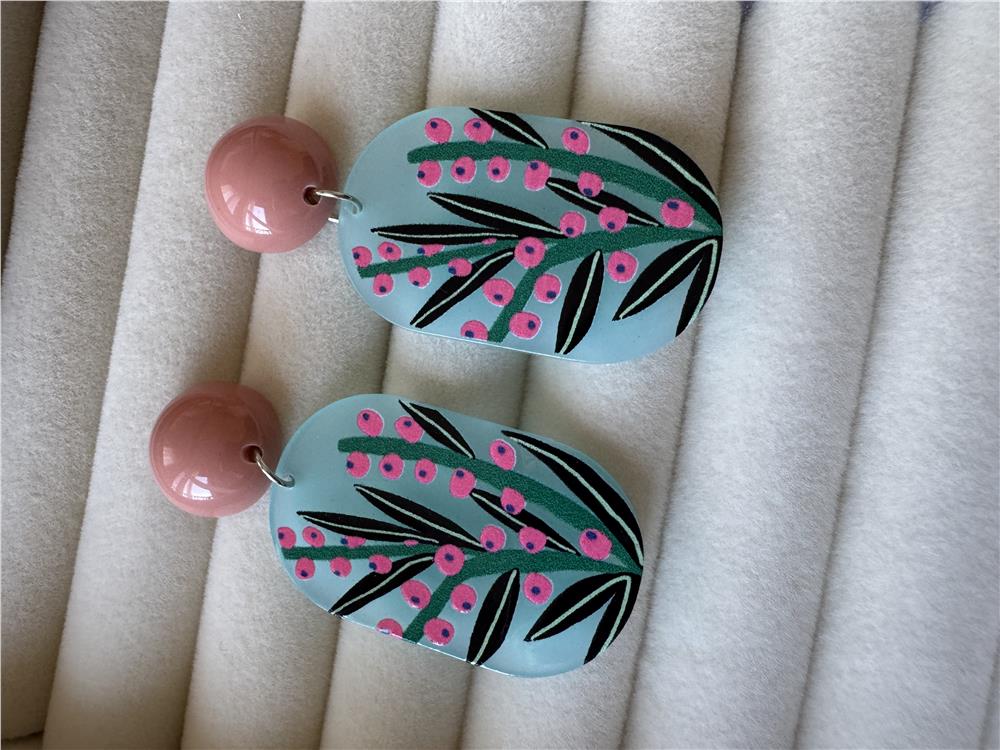 Pembe Çiçek Figürlü Küpe