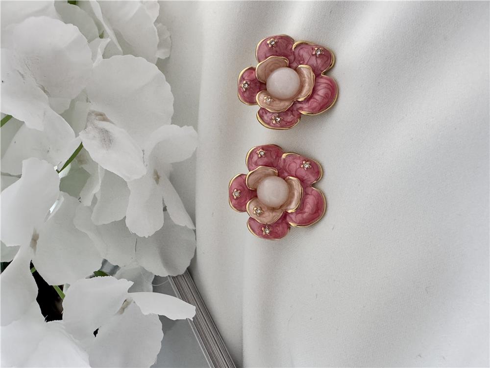 Pembe Katmanlı Çiçekli Çelik Küpe