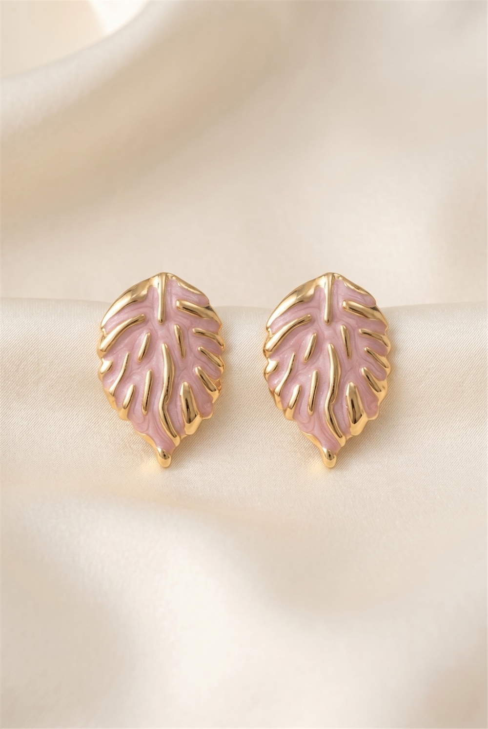 Pembe Mineli Yaprak Figürlü Gold Renk Çelik Çivi Küpe