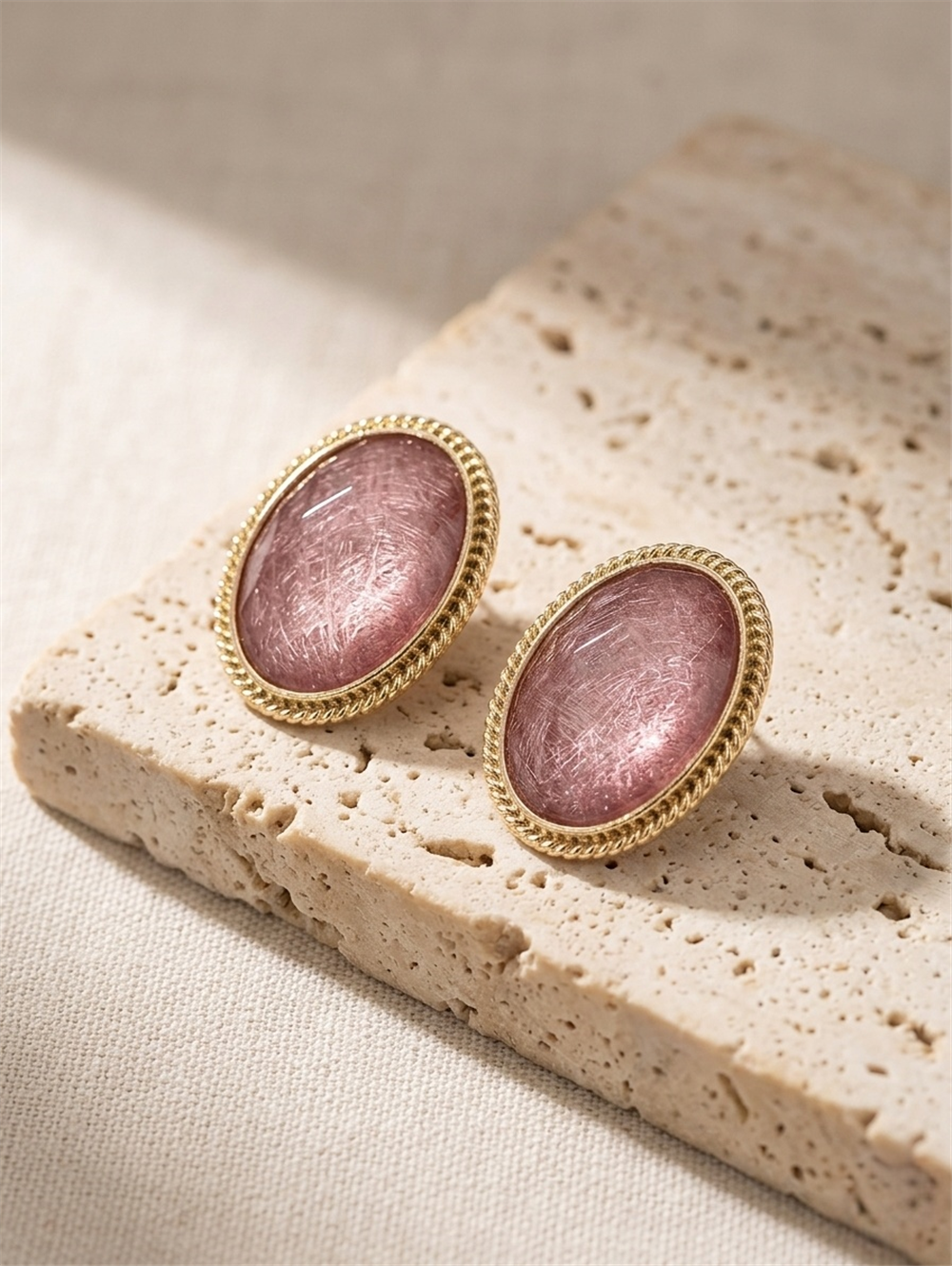 Pembe  Oval Taşlı Küpe