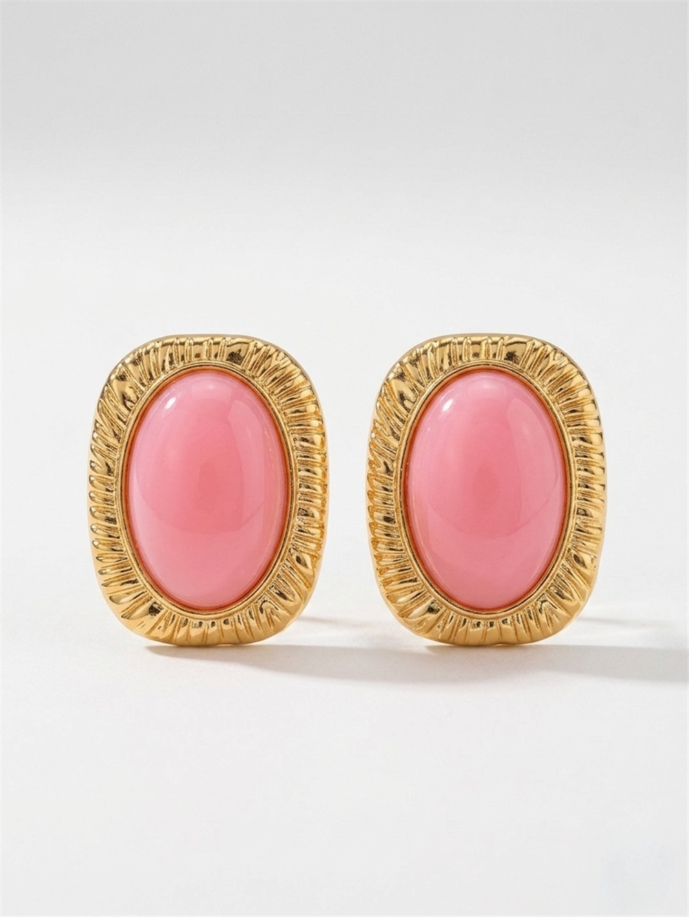 Pembe Rengi Oval Taşlı Altın Çerçeveli Küpe