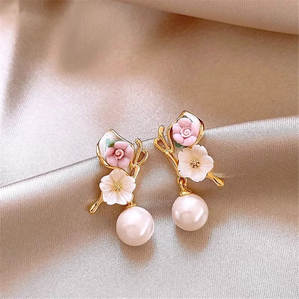 Pembe ve Beyaz Çiçekli Kelebek Figürlü İncili Küpe