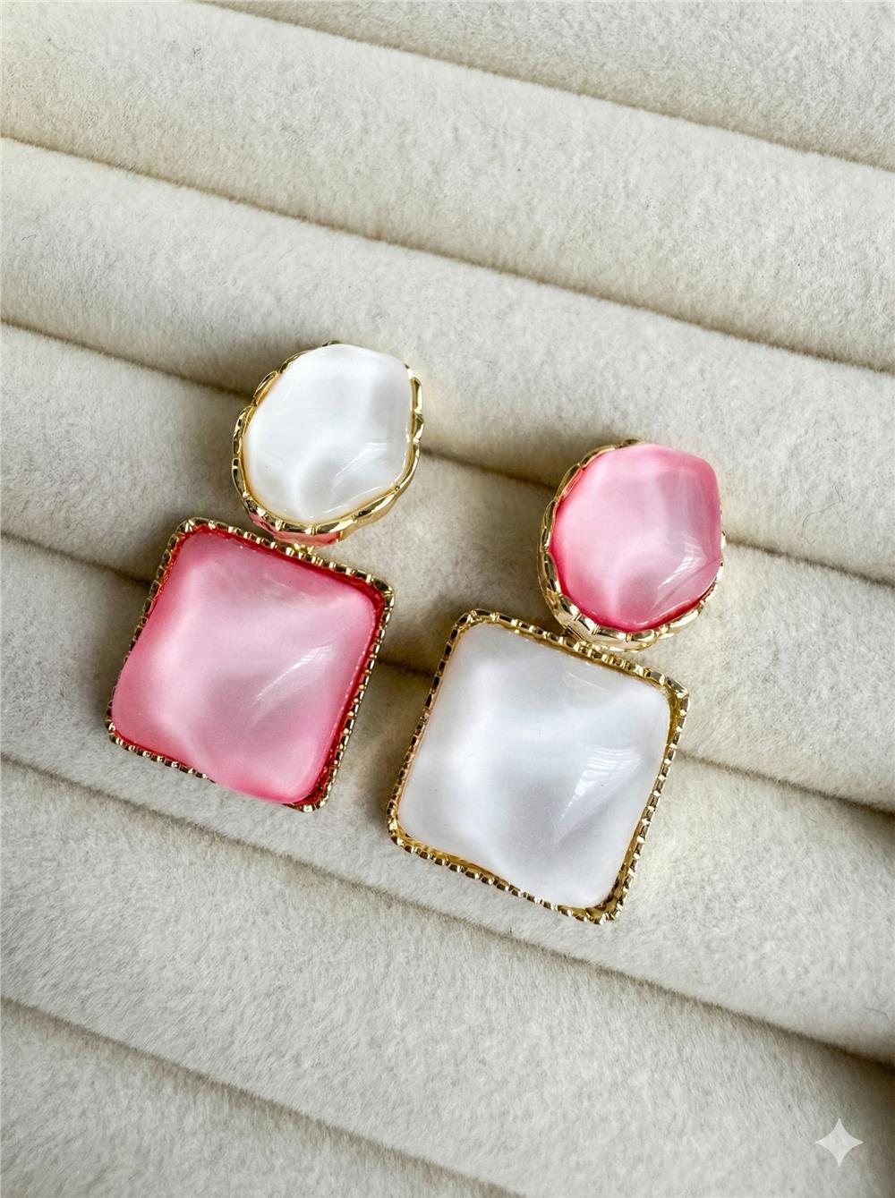 Pembe ve Beyaz Sedefli Kare ve Oval Taşlı Küpe