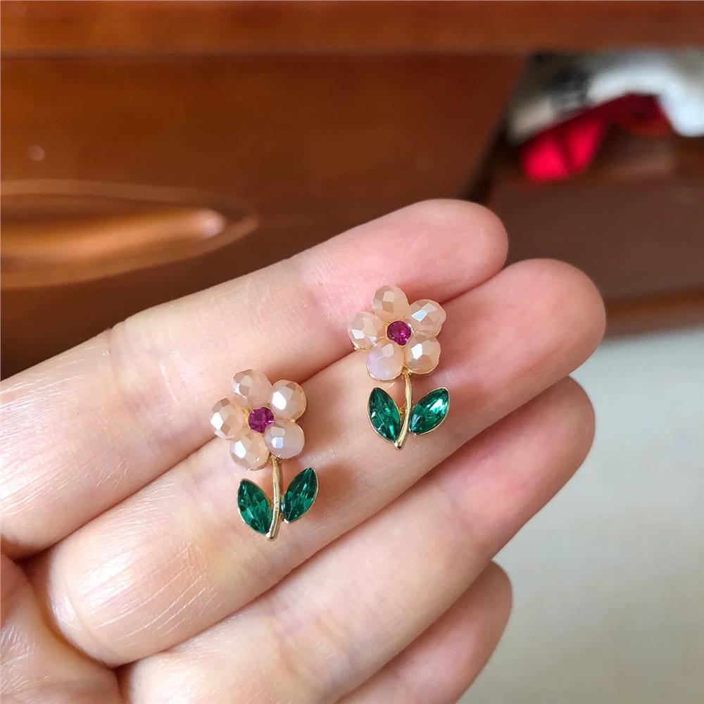 Pudra Pembe Boncuklu Çiçek ve Yeşil Yaprak Küpe