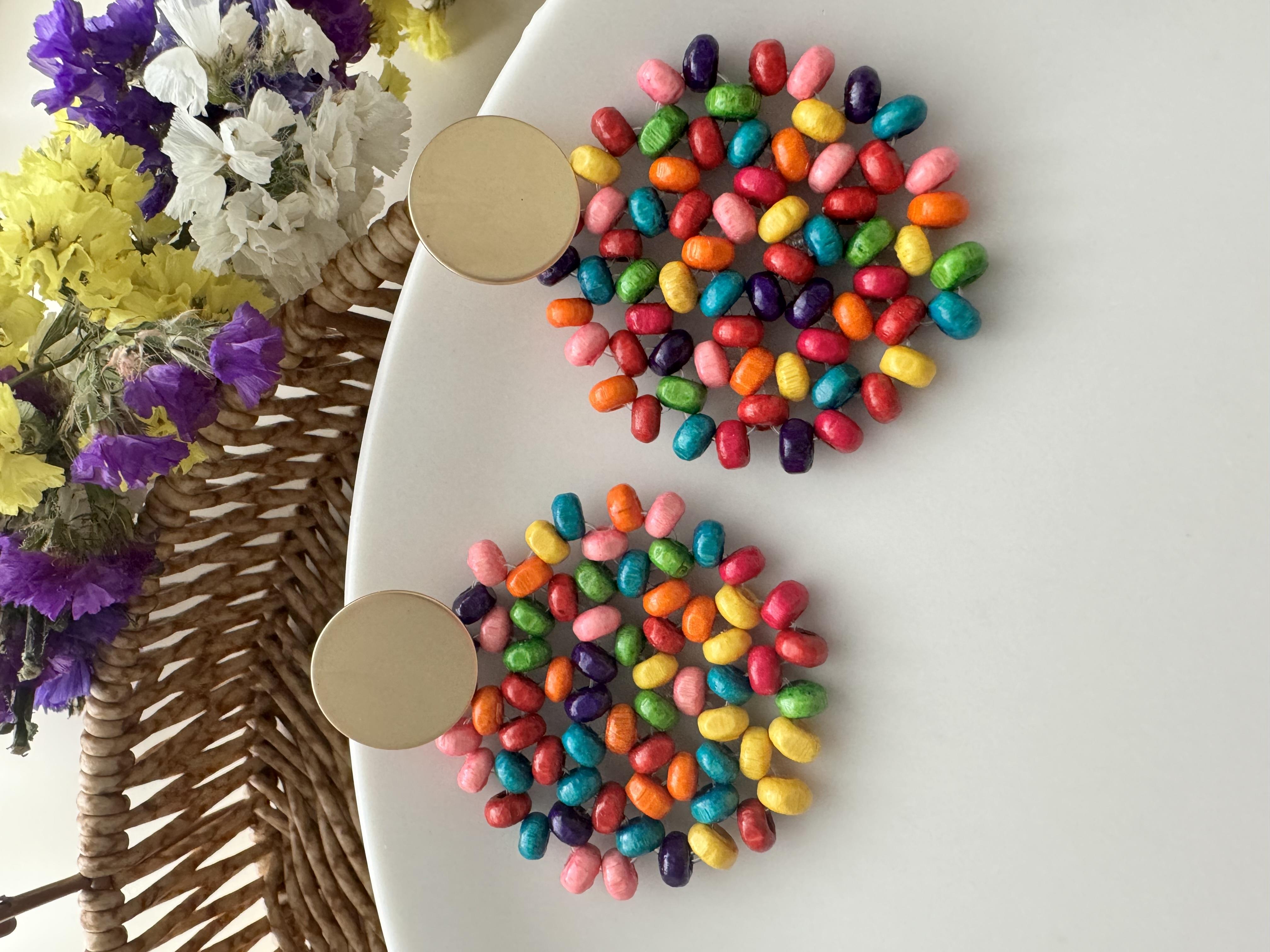 Renkli Ahşap Boncuk İşlemeli Küpe