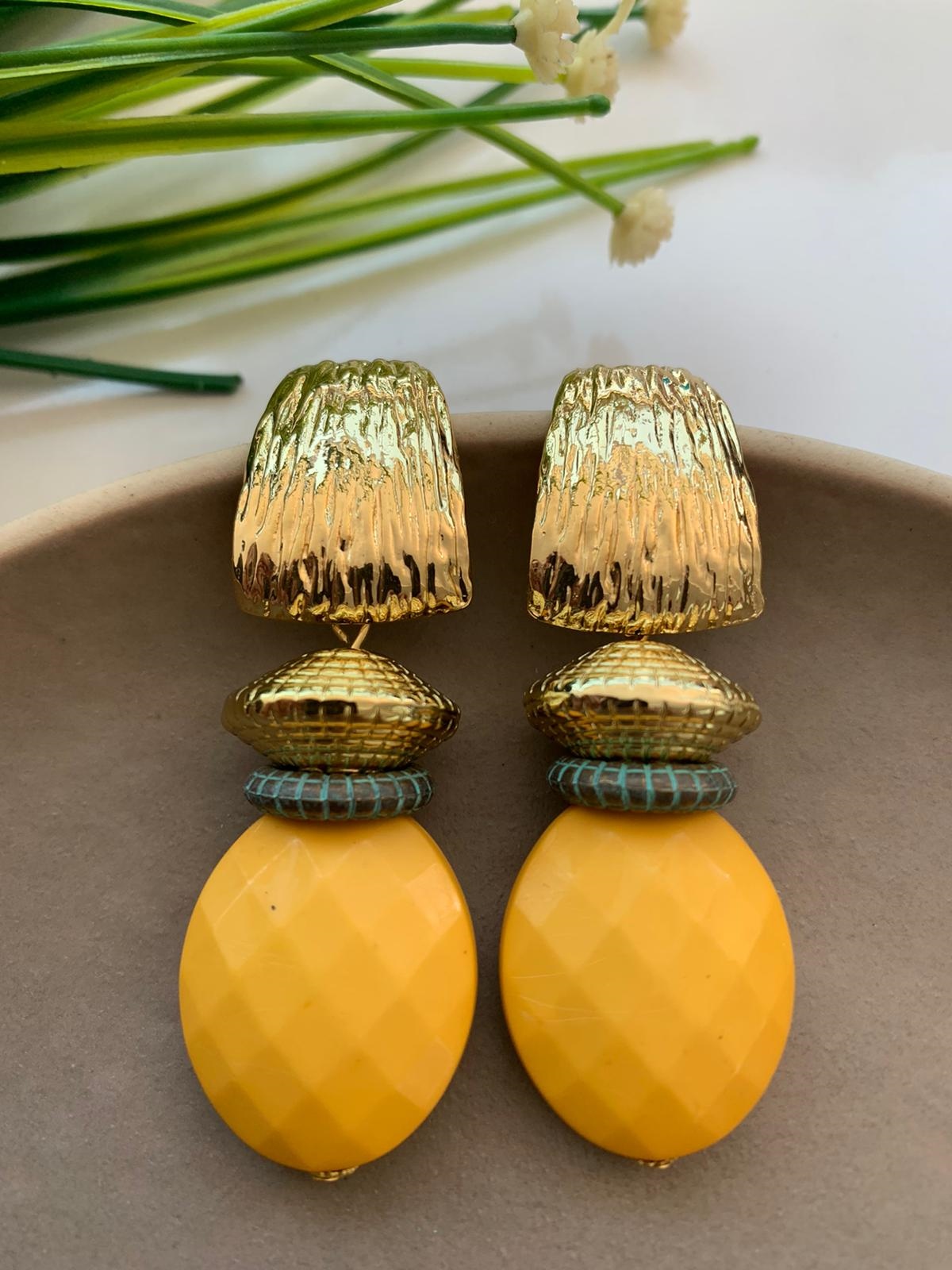 Sarı Oval Boncuklu Tasarım Küpe