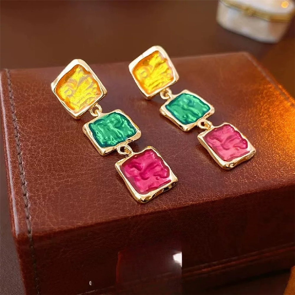 Sarı, Yeşil ve Pembe Kare Taşlı Sarkıt Küpe