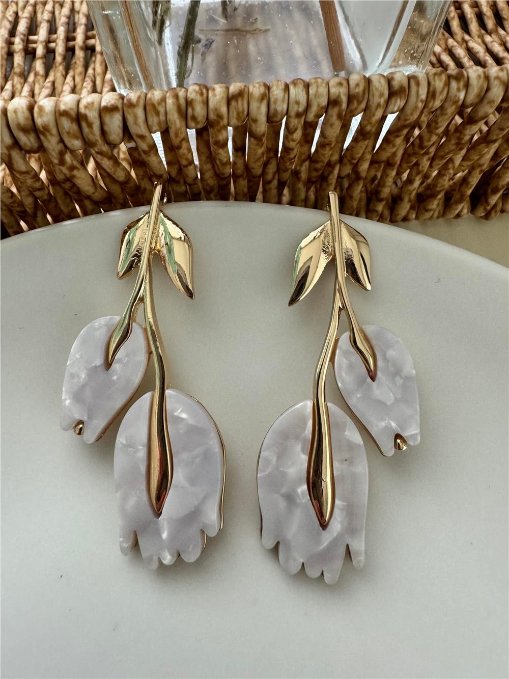 Sedef Lale Şekilli Uzun Küpe