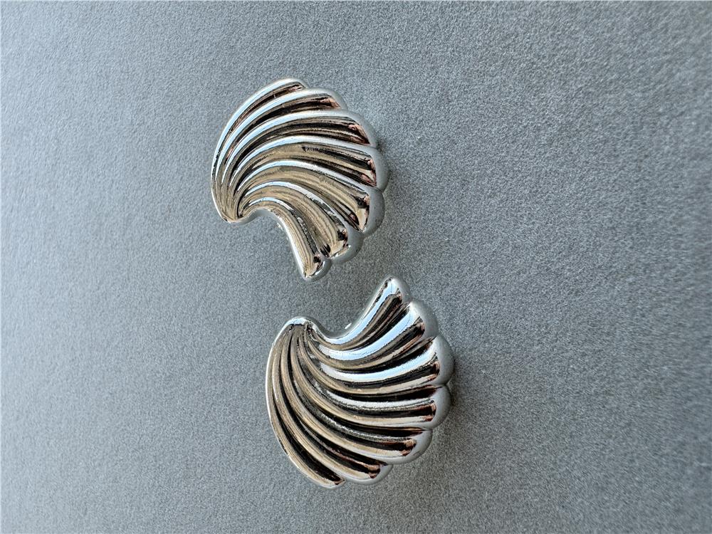 Silver Çizgili Kıvrımlı Küpe