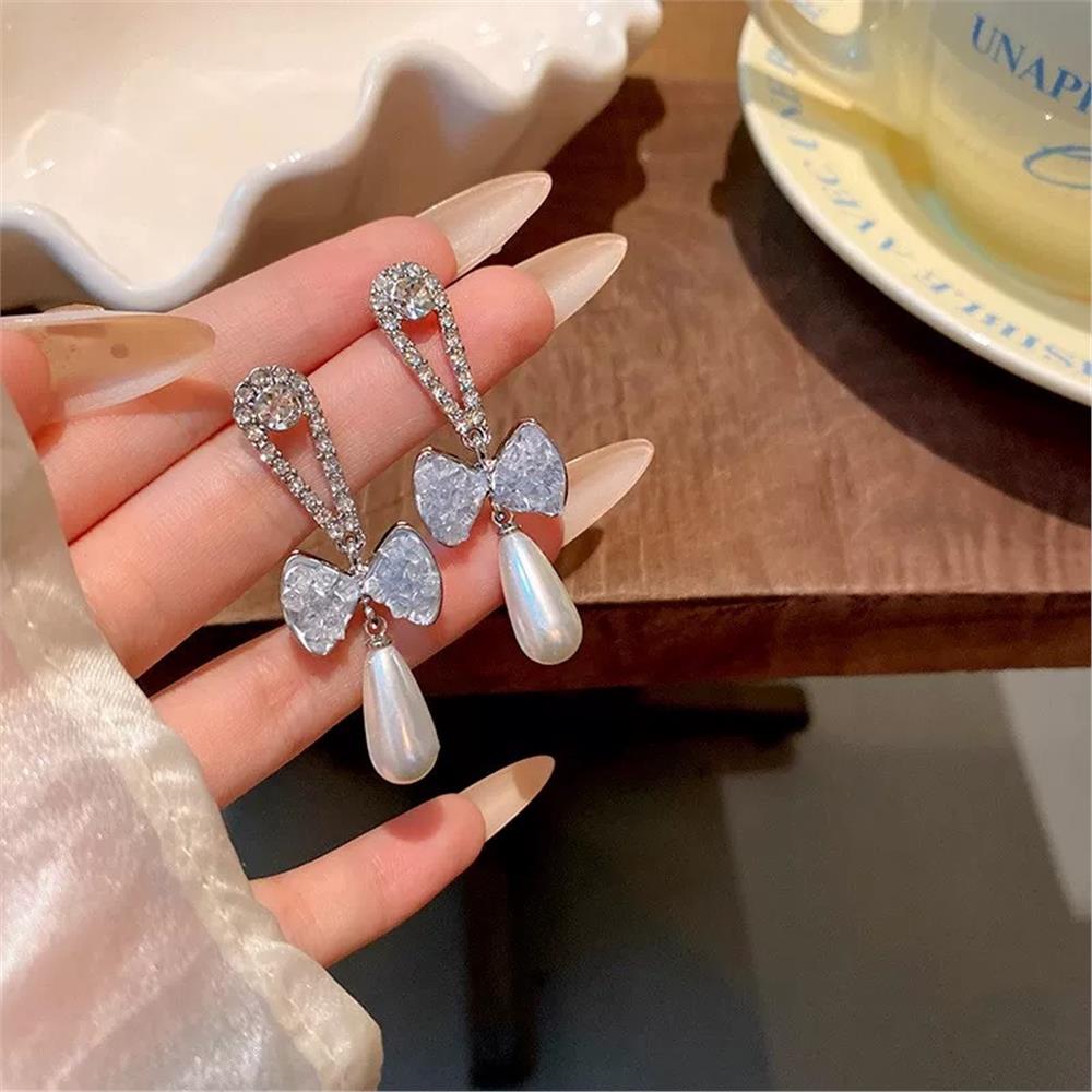 Silver İncili Fiyonklu Küpe